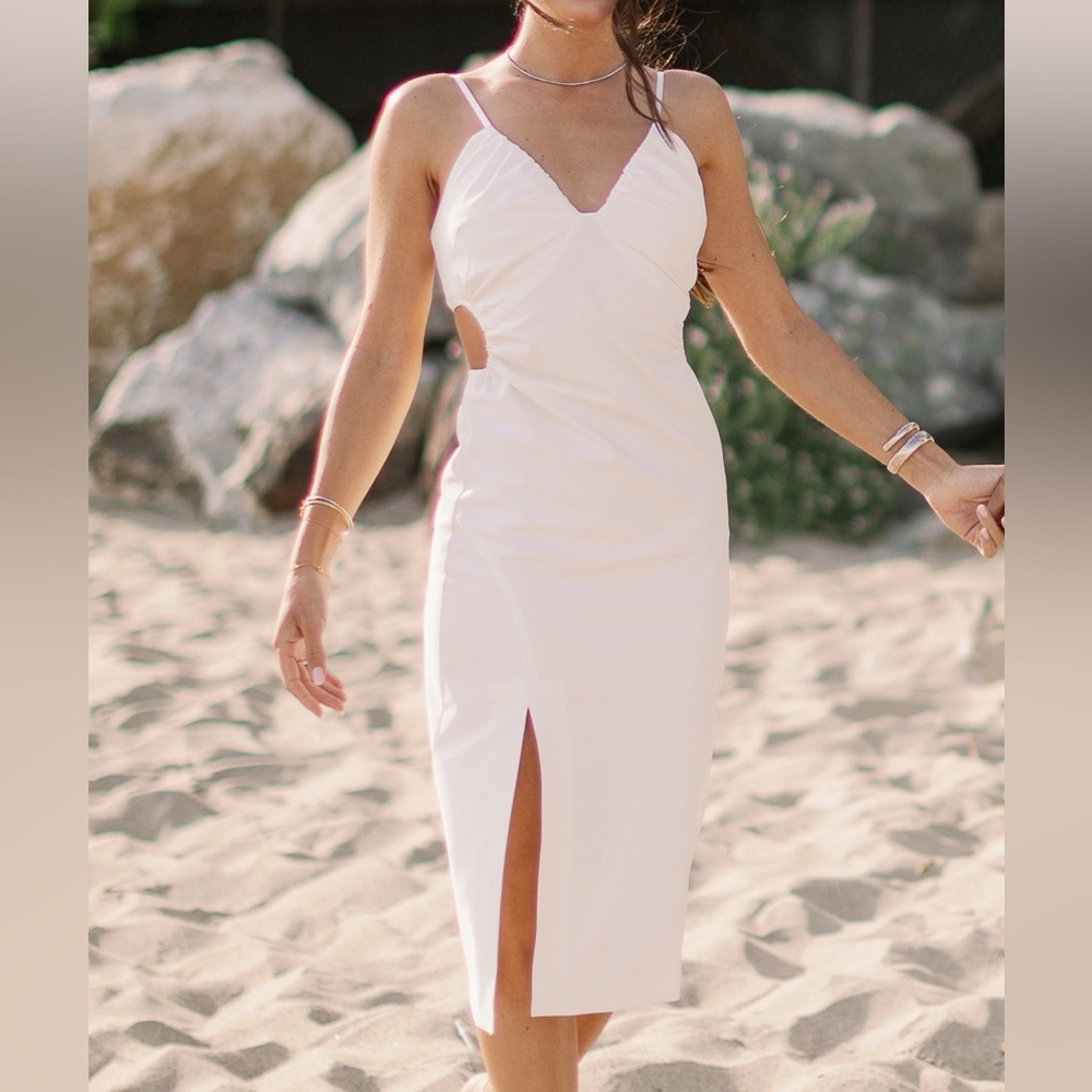 Elegant White Sleeveless Dress